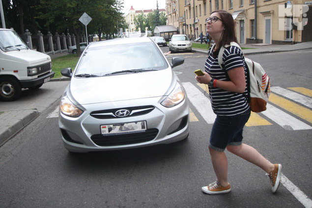 Автомобилисты недоумевают: почему все бросаются прямо под колеса? Почему не берегут свою жизнь?