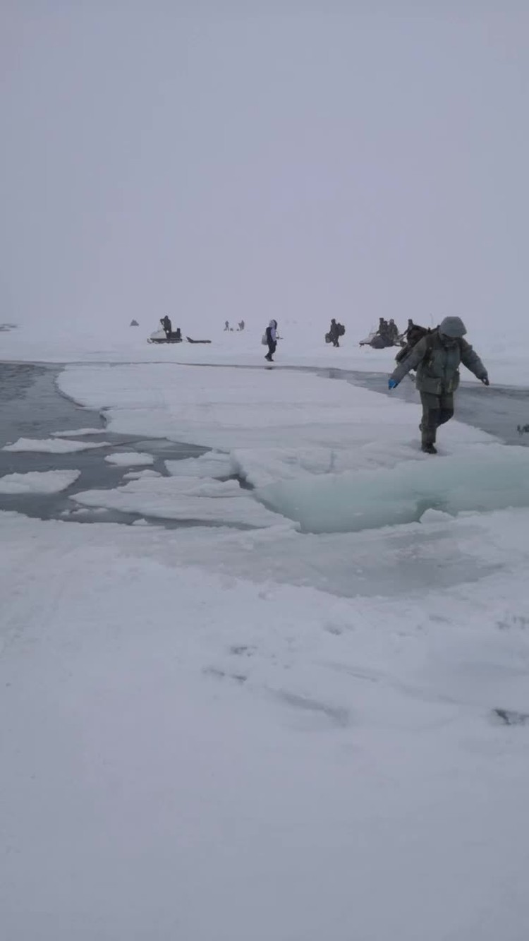 Валим, валим»: На Сахалине 40 рыбаков уносит в открытое море - KP.RU