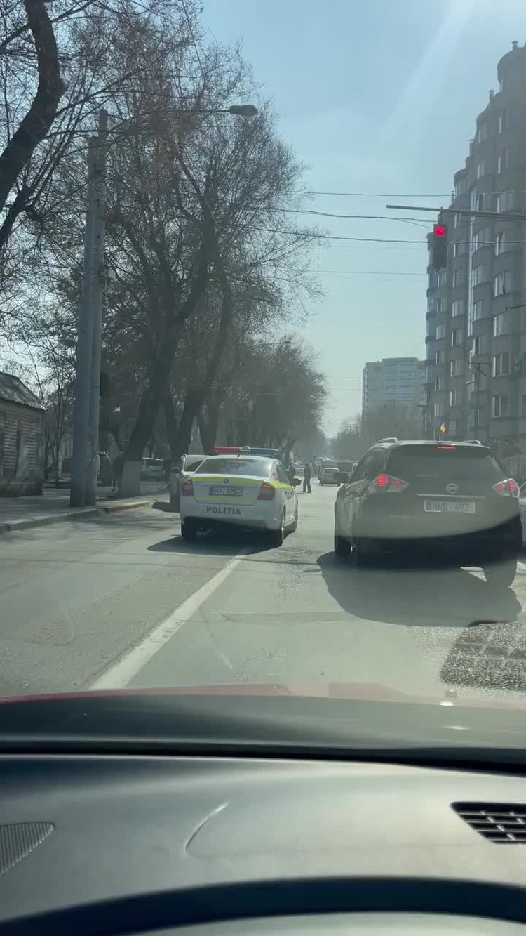 Молдавские полицейские не только карают и выписывают штрафы