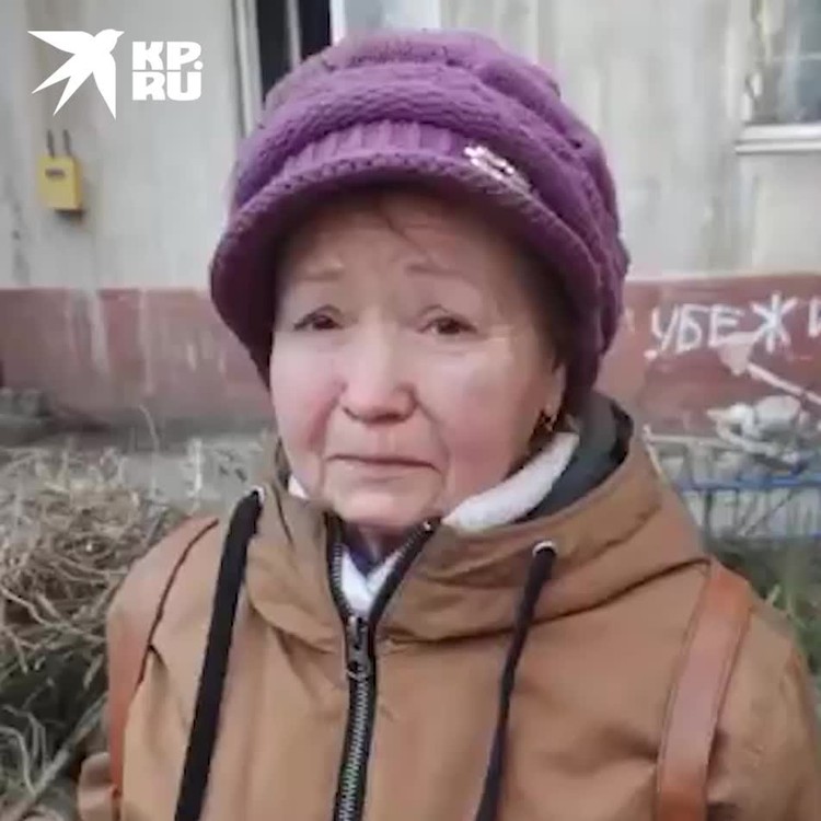 Пенсионерка обратилась к сыну из Петербурга с просьбой вывезти ее из разрушенного Мариуполя