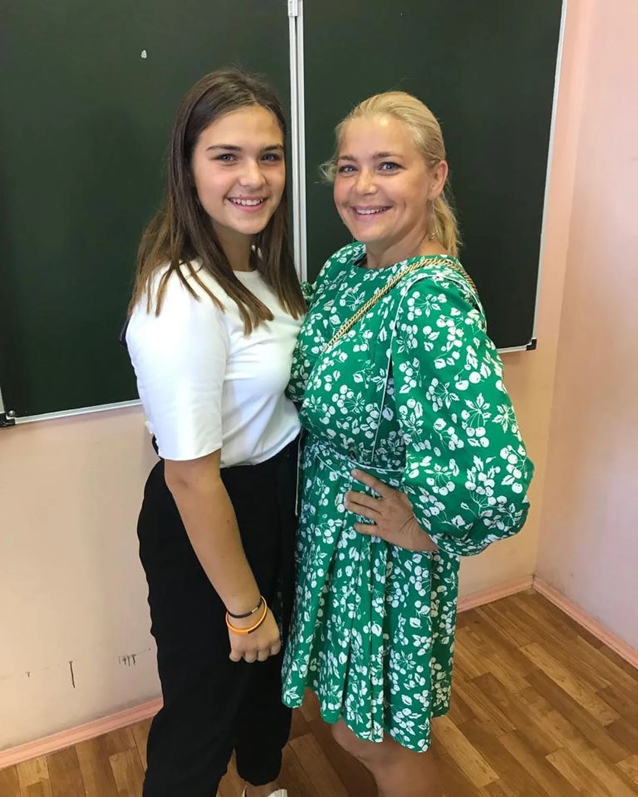 Актрисы Ирина Пегова и Наталья Бочкарева отвели детей в школу - KP.RU