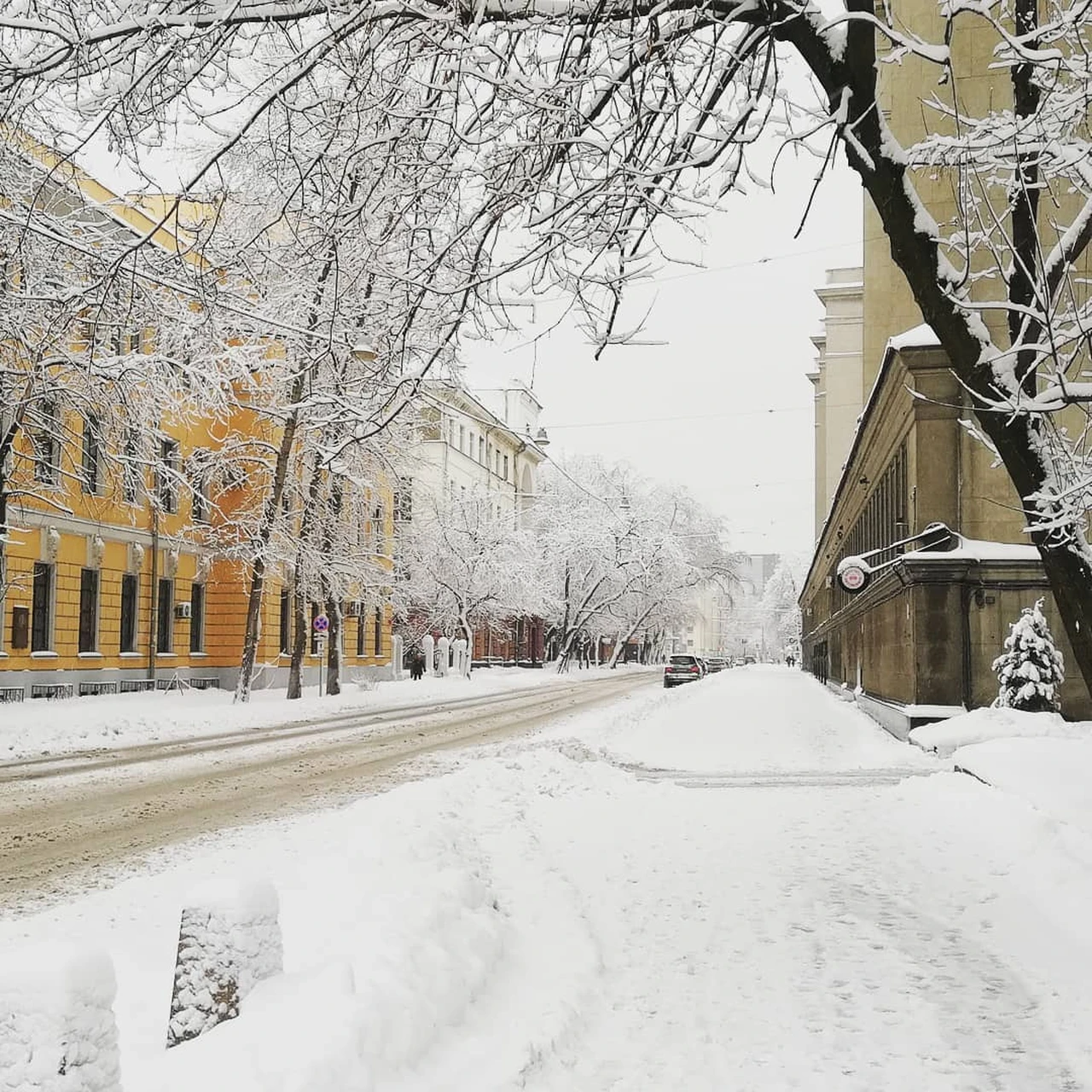 Снег в Москве: город встал в пробках, в аэропортах задержаны и отменены  больше 30 рейсов - KP.RU