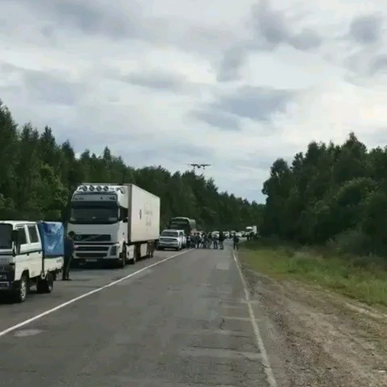 Посадку военного истребителя на трассу под Хабаровском сняли на видео  очевидцы - KP.RU