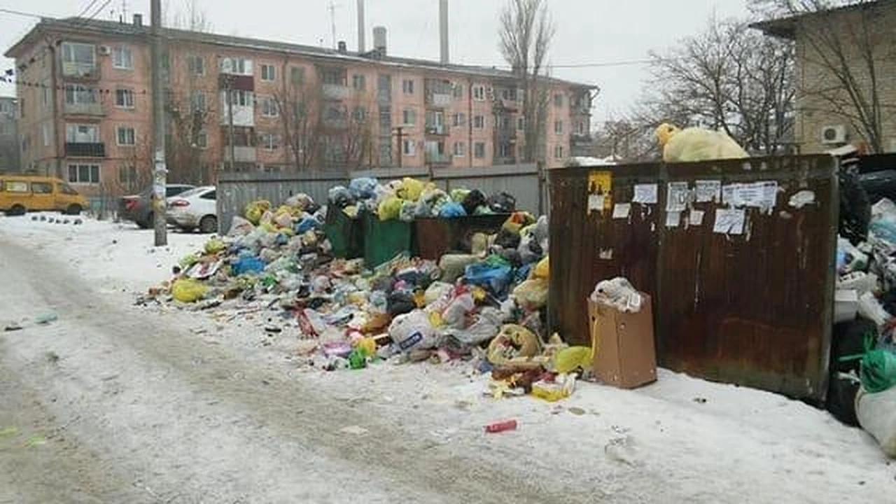 До 10 января в Волгограде обещают убрать все горы мусора, выросшие после  Нового года - KP.RU